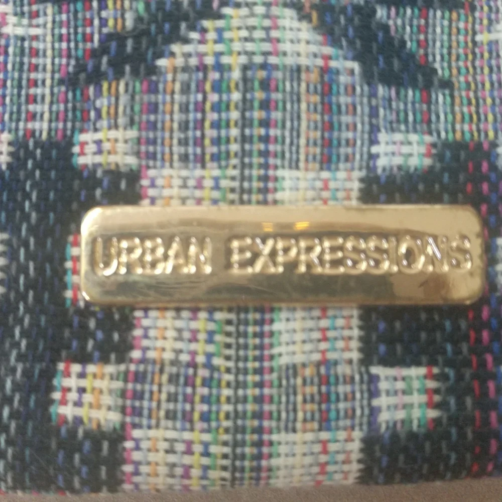 Urban Expressions vegan shoulder bag. Size 12x13
